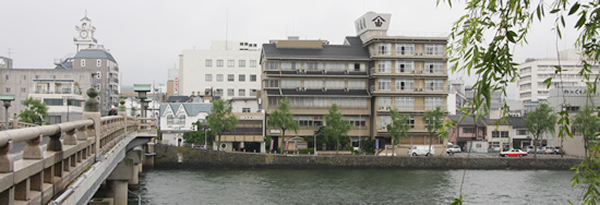 松江大橋のたもとに立つ大橋館全景