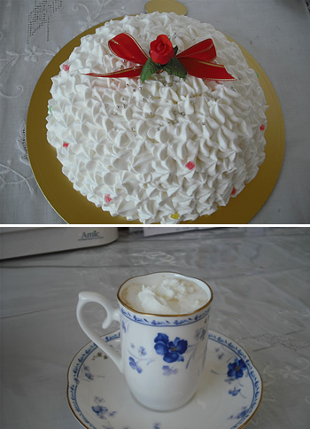 看板ケーキのココア・スポンジ・ケーキ「すのうはっと」（写真上）とウインナコーヒー
 